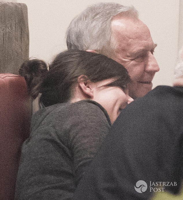 Antonina Turnau i Marek Kondrat przytulają się w restauracji