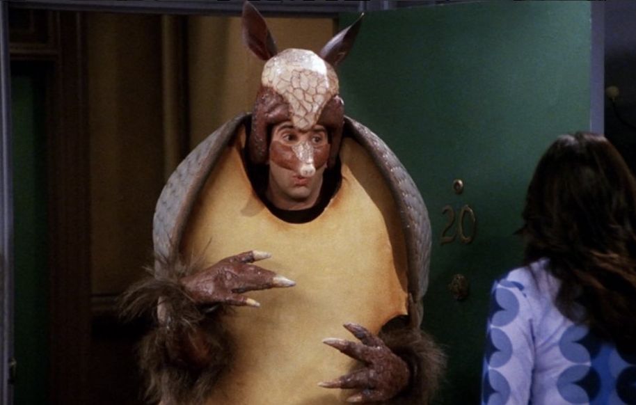 W rolę sympatycznego Rossa Gellera wcielił się David Schwimmer
