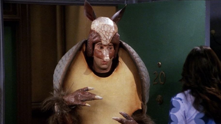 W rolę sympatycznego Rossa Gellera wcielił się David Schwimmer