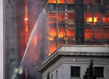 Pożar w 32-piętrowym biurowcu - budynek może runąć