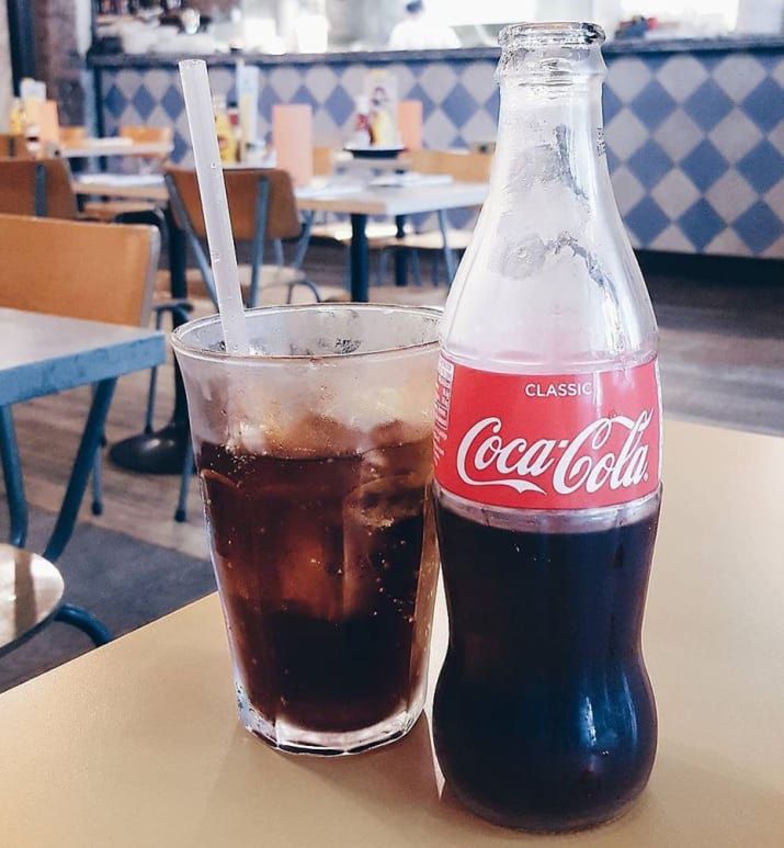 Cola ze szklanej butelki vs. Cola z puszki