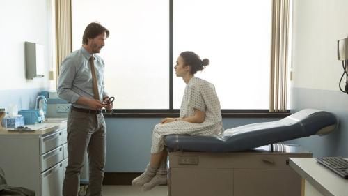 Keanu Reeves i Lily Collins fot. Netflix