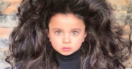 5-latka gwiazdą Instagrama. Przez burzę loków