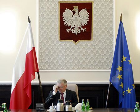 Premier: Michnik i Geremek straszliwie szkodzą Polsce