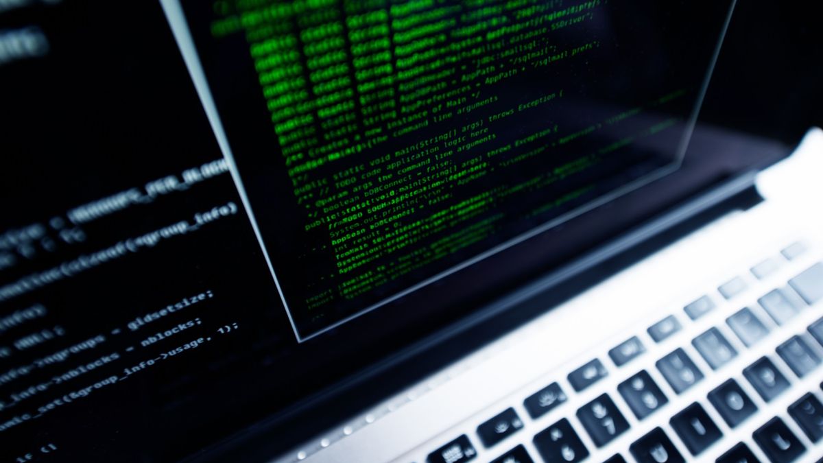 Linki, formularze, źle wypełnione deklaracje podatkowe - tego musimy unikać w podejrzanych e-mailach.