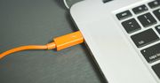 Tak działa internet światłowodowy. Nie trać czasu na powolne ściąganie danych