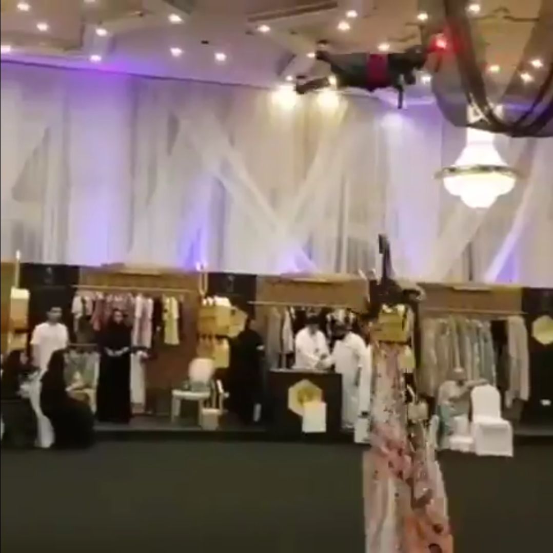 Pokaz mody w Arabii Saudyjskiej. Zamiast modelek - wieszaki na dronach