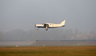 Marki. Awaryjne lądowanie niewielkiego samolotu. "Jedna osoba została niegroźnie ranna"
