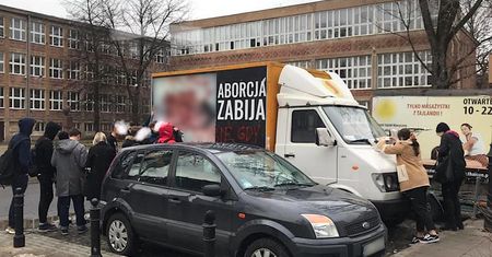 Antyaborcyjna furgonetka stanęła przed szkołą. Uczniowie powiedzieli "dość"