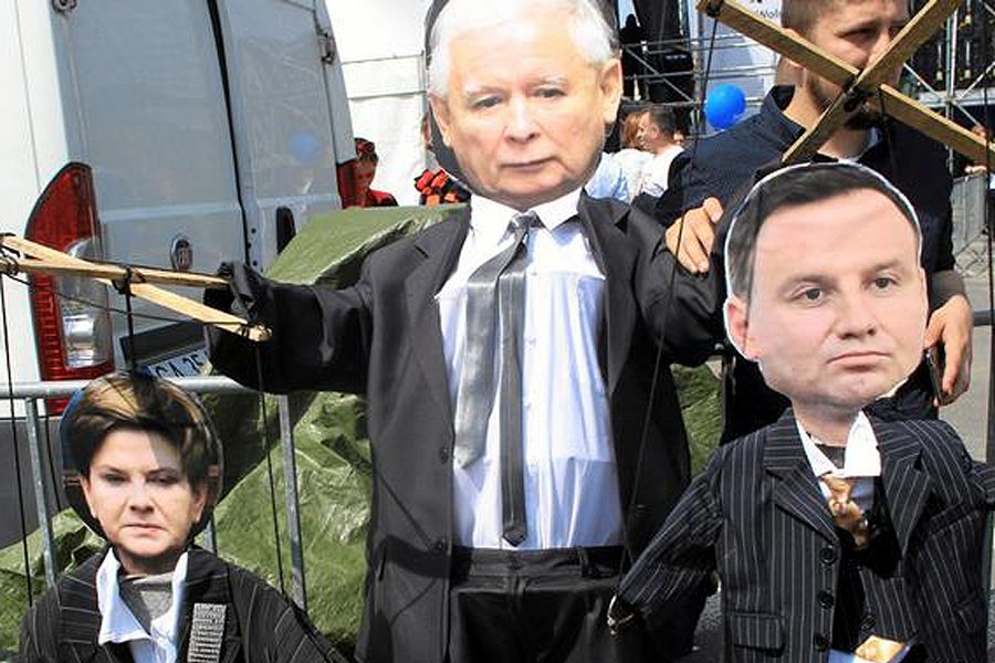 "FAZ": Kaczyński "siedzi wściekły w twierdzy". Musiał "pogrzebać ten plan" po słowach Dudy