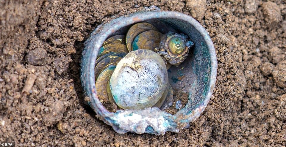 900-letni skarb leżał na dnie małej studni. Archeolodzy znaleźli go przypadkowo