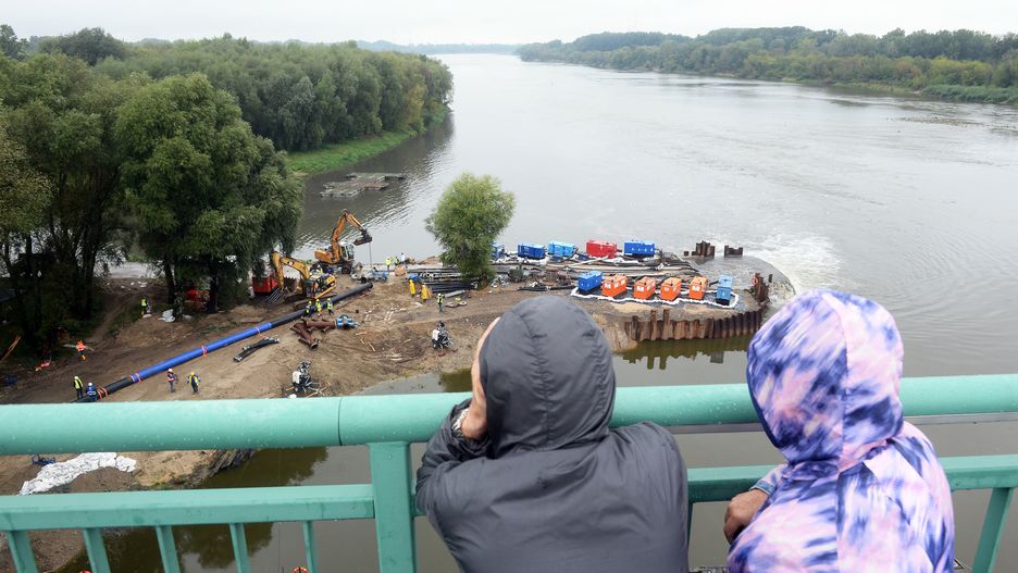 Afera ściekowa. Warszawiacy przyglądają się pracom przy moście pontonowym.