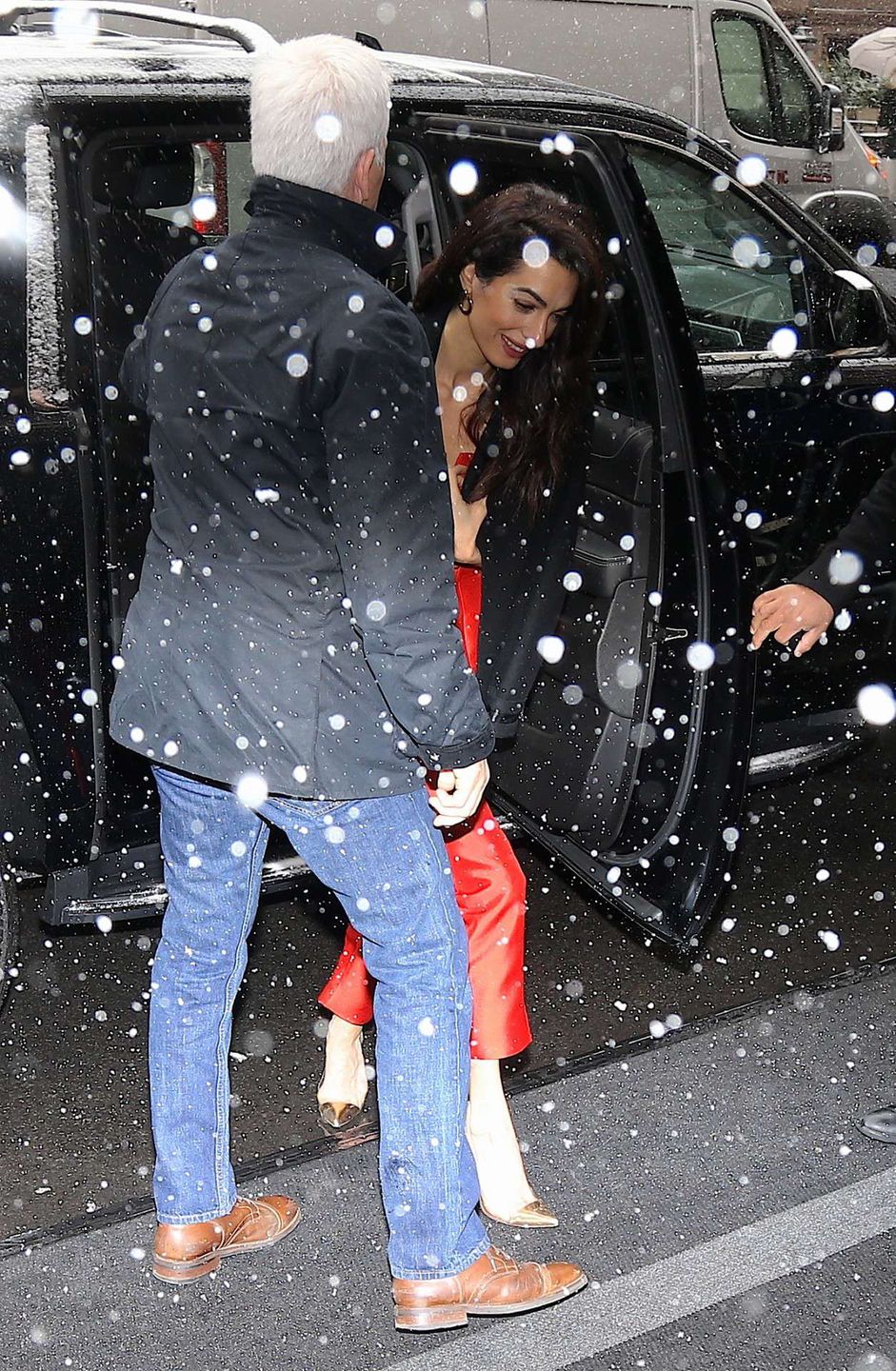 Amal Clooney w drodze na baby shower Meghan Markle