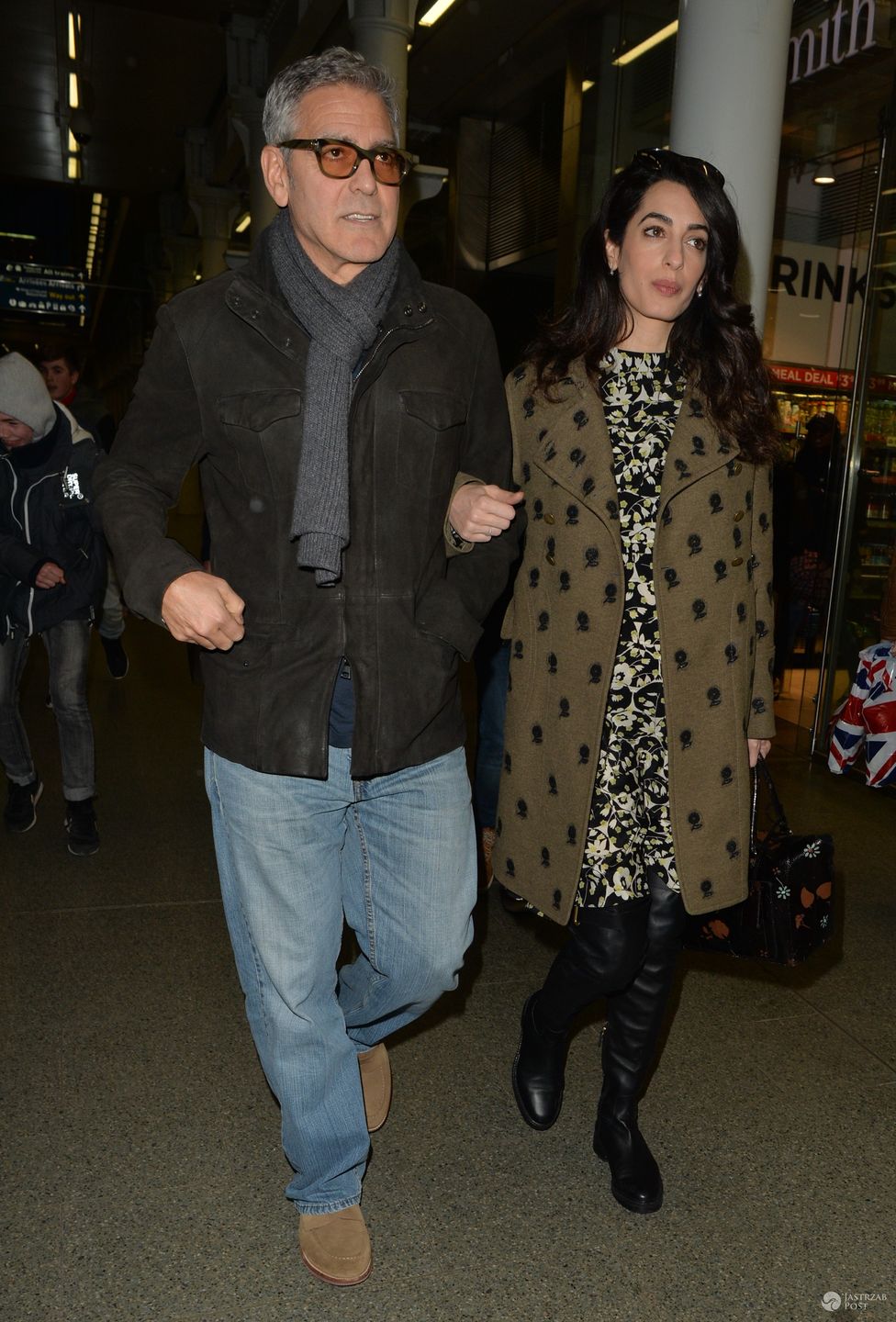 Amal Clooney i George Clooney na spacerze
