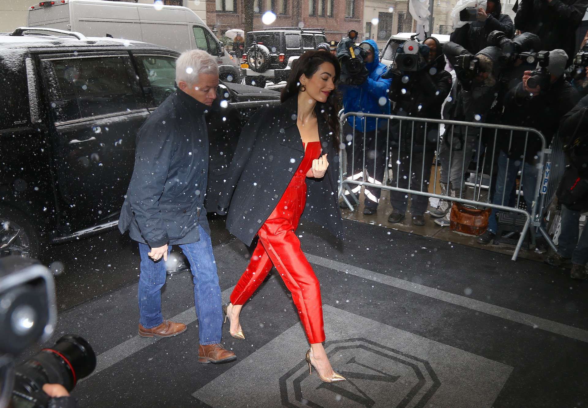 Amal Clooney w drodze na baby shower Meghan Markle