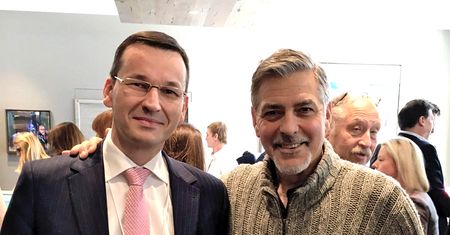 Mateusz Morawiecki chwalił się zdjęciem z George'em Clooneyem. Wtedy nie przewidziano istotnej kwestii