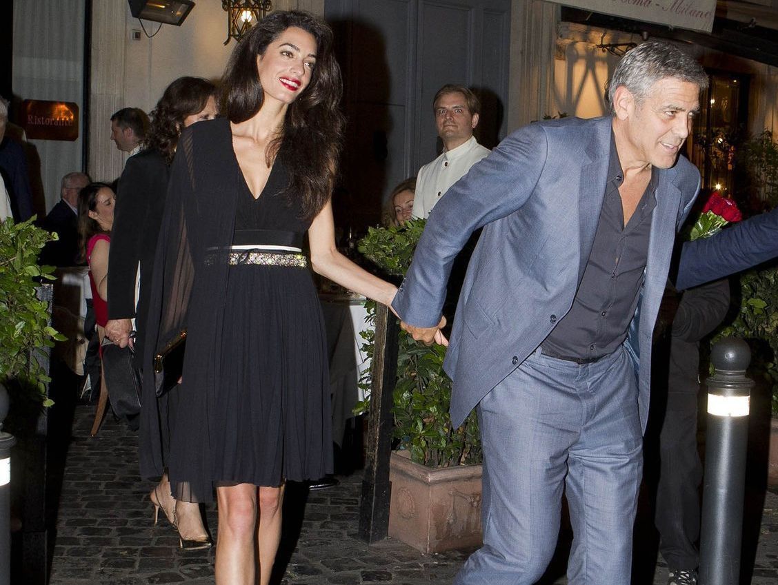 LOOK OF THE DAY: Amal Clooney w sukience Giambattista Valli