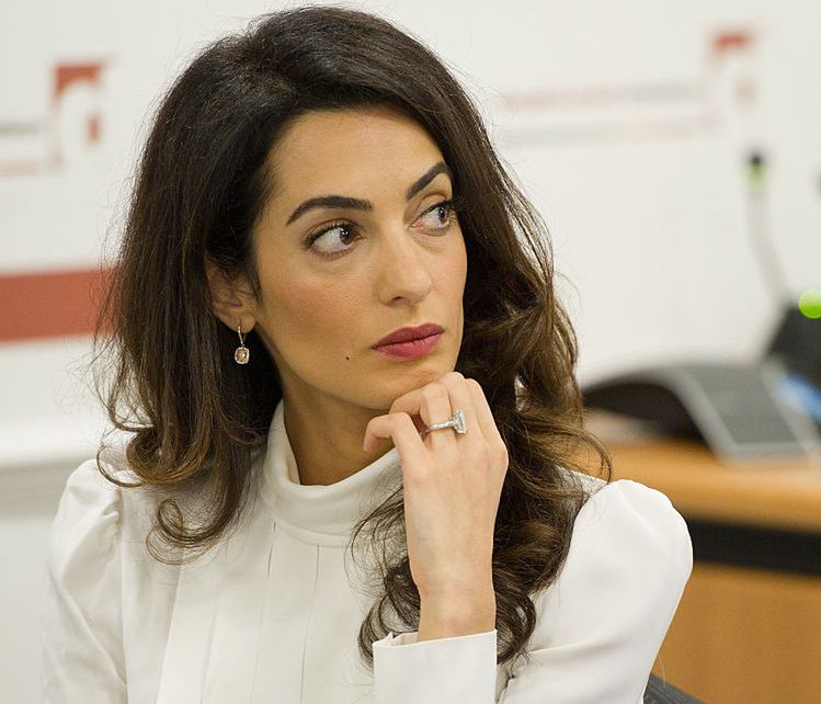 Amal Clooney skarży ISIS i prosi kobiety o pomoc