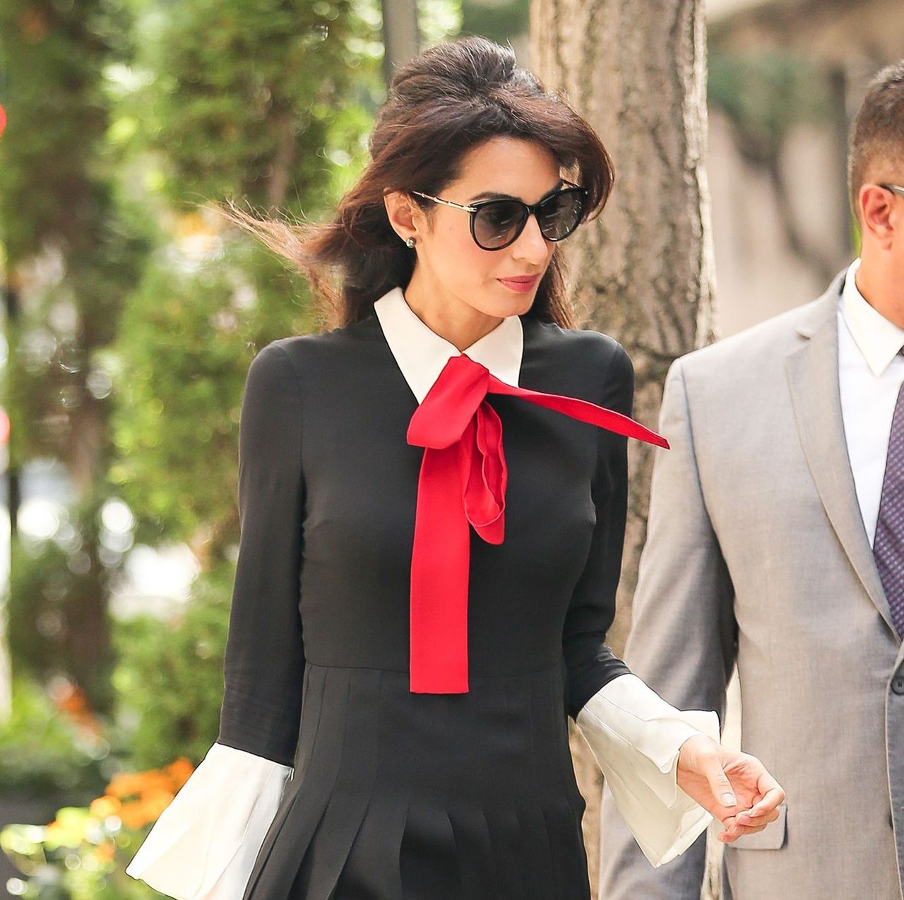 LOOK OF THE DAY: Amal Clooney w czerni i bieli Gucci