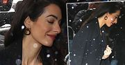 Amal Clooney najbardziej stylową gwiazdą na baby shower Meghan Markle! Gdy zdjęła płaszcz wszyscy nie mogli wyjść z podziwu