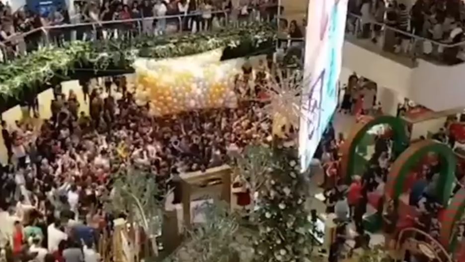 Klienci galerii handlowej w Sydney tratowali się w walce o balony z kartami podarunkowymi