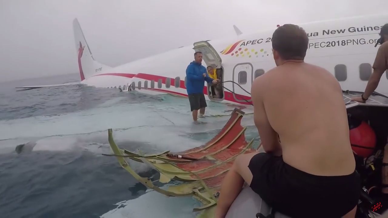 Pokazano nagranie z rozbitego samolotu w Mikronezji. Wszystkich udało się uratować