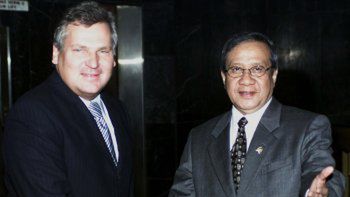Prezydent Polski Aleksander Kwaśniewski i przewodniczący indonezyjskiej Izby Reprezentantów Akbar Tandjung podczas spotkania w Dżakarcie