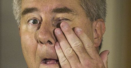 Ryszard Czarnecki czekał na samolot. Zdjął buty i wtedy powstało zdjęcie