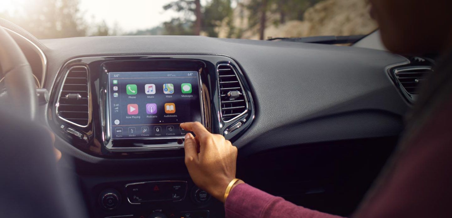 Jeep Compass - wnętrze, infotainment 
