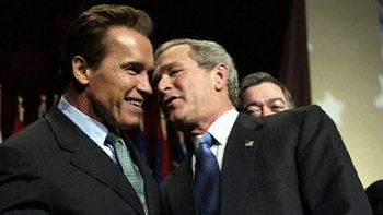 George W.Bush i gubernator Kalifornii Arnold Schwarzenegger