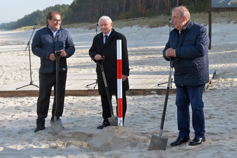  16.10.2018 r. Jarosław Kaczyński dokonuje symbolicznego wkopania ostatniego słupka wyznaczającego granice przekopu.