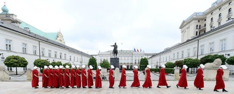 Ten serial powinni obejrzeć politycy PiS-u. Podręczne pojawiły się pod Sejmem