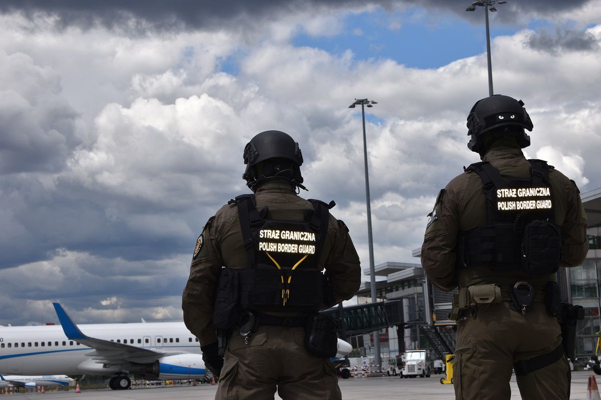 Interwencja służb na wrocławskim lotnisku. Pasażer poinformował, że ma przy sobie bombę