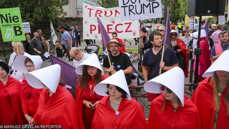 Żadna podręczna w serialu nie mogłaby protestować pod hasłem "Trump precz"