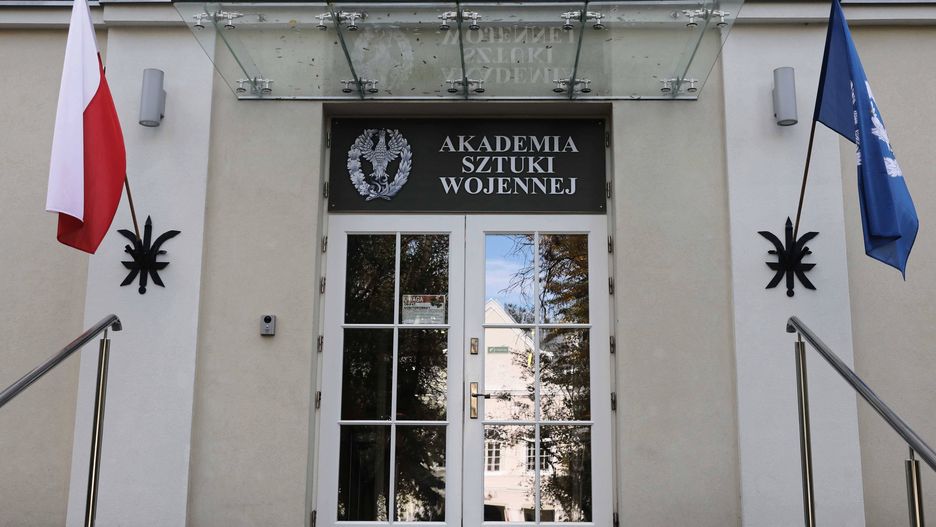 Warszawa. Monika Parafianowicz, żona rektora ASzWoj, miała jeździć akademicką limuzyną jak taksówką.