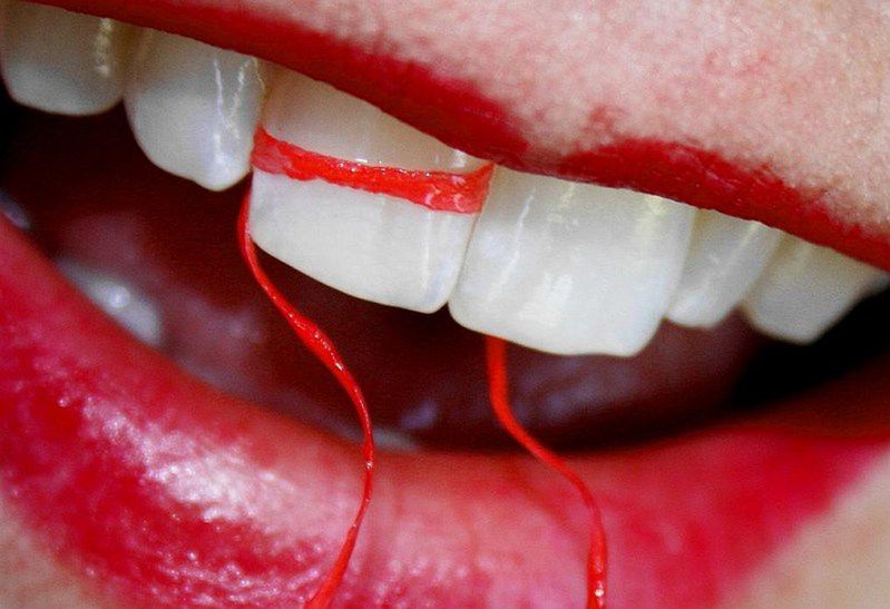 Zasady higieny jamy ustnej - nitkowanie zębów 