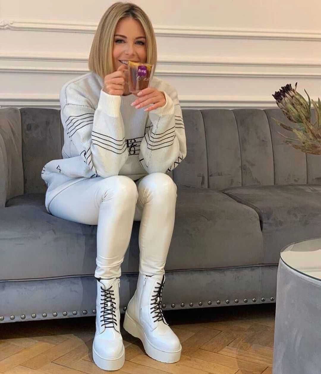 Małgorzata Rozenek w białej stylizacji, sweter Louis Vuitton