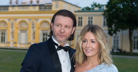 Małgorzata Rozenek i Radek Majdan pozują do zdjęcia w łóżku. Opis jest dość dwuznaczny