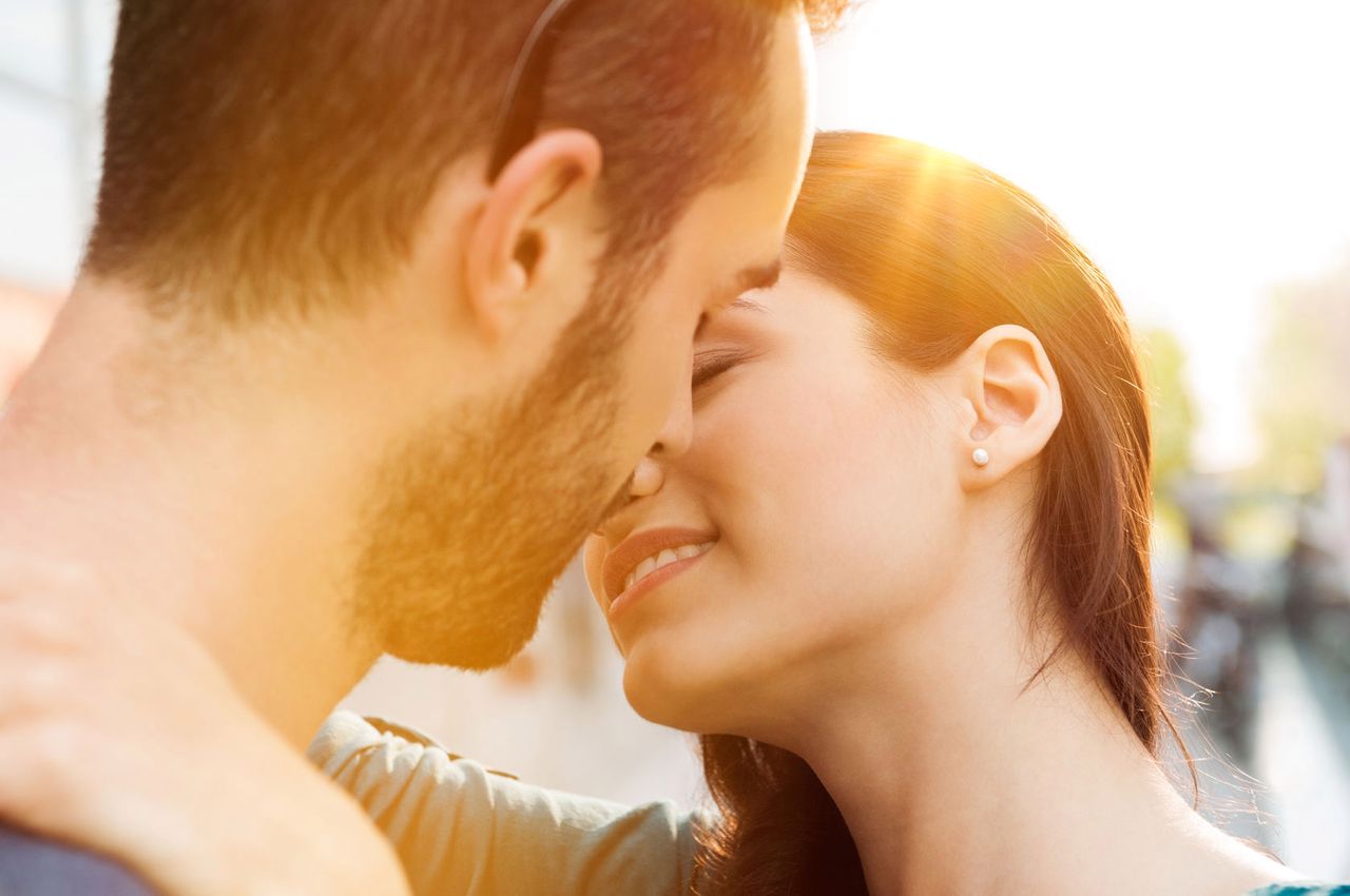 Podczas całowania wszyscy robimy tak samo jedną rzecz! Naukowcy wiedzą dlaczego