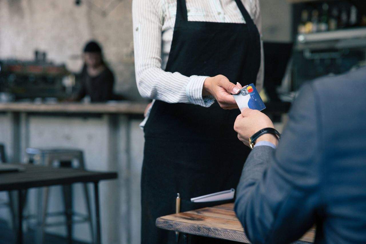 Mężczyzna płaci za rachunek w restauracji? Są sytuacje, kiedy powinien