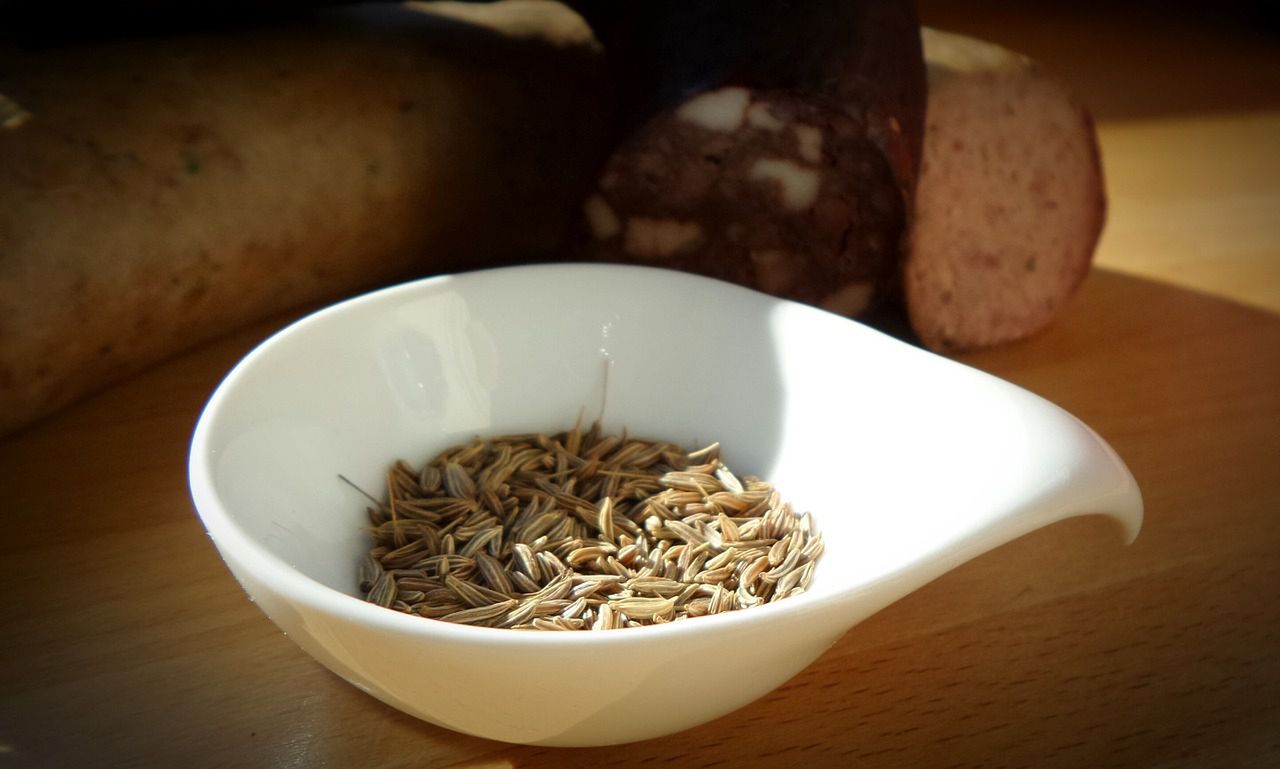 Nasiona kminku są maleńkie, brązowe i bardzo aromatyczne