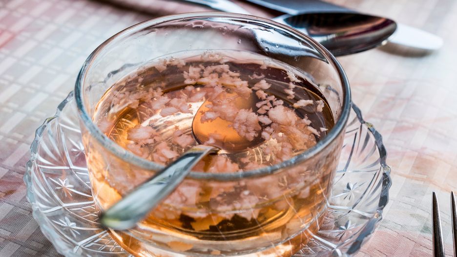 Miód i czosnek to świetna mieszanka na przeziębienie. Wzmacnia odporność i pomaga leczyć infekcje.