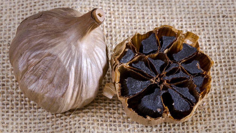 Czarny czosnek to jeden ze sfermentowanych produktów o super właściwościach.
