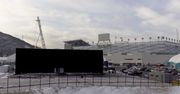 Ten budynek przypomina czarną dziurę. Pochłania prawie całe światło
