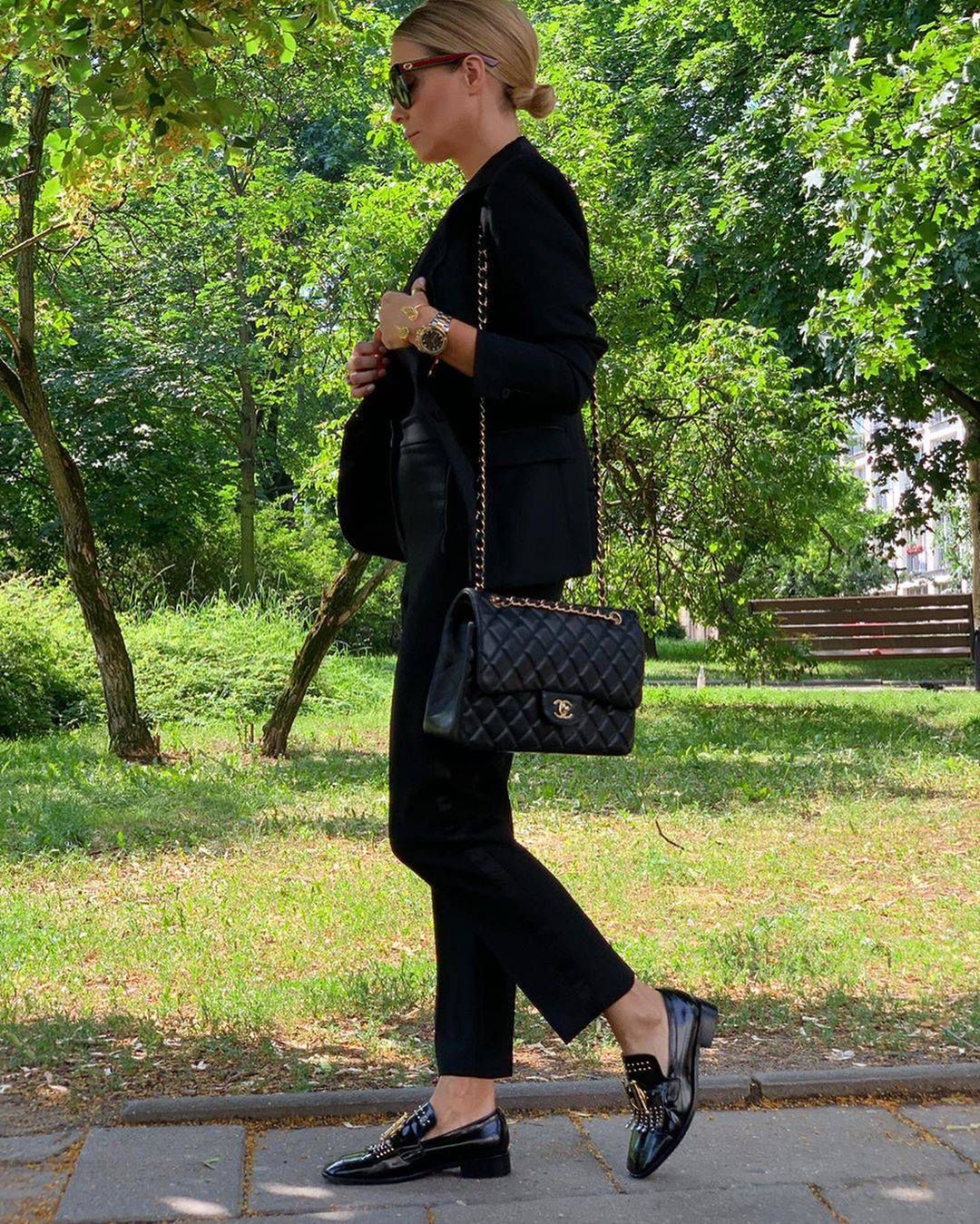 Małgorzata Rozenek w czarnej stylizacji z torebką Chanel