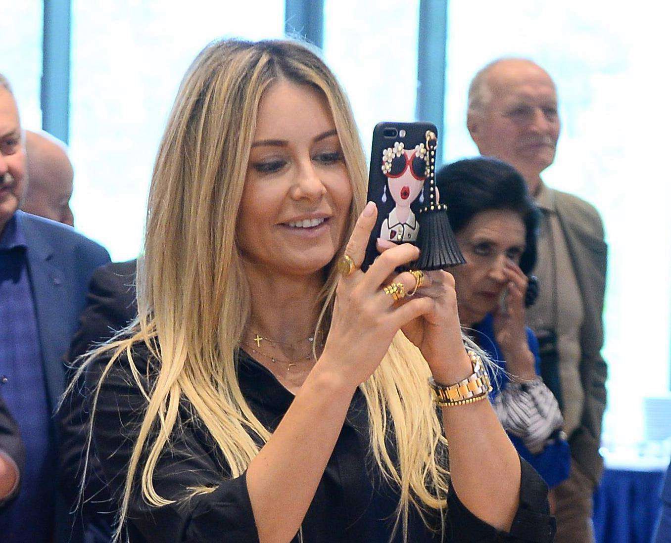 Małgorzata Rozenek w skromnej stylizacji wspiera Radosława Majdana