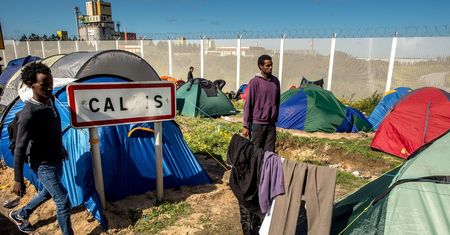 Macron robi "porządek" z migrantami. Le Pen triumfuje