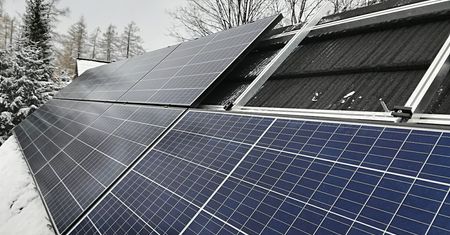 Wyłudzali VAT wykorzystując OZE. Fikcyjny obrót panelami fotowoltaicznymi