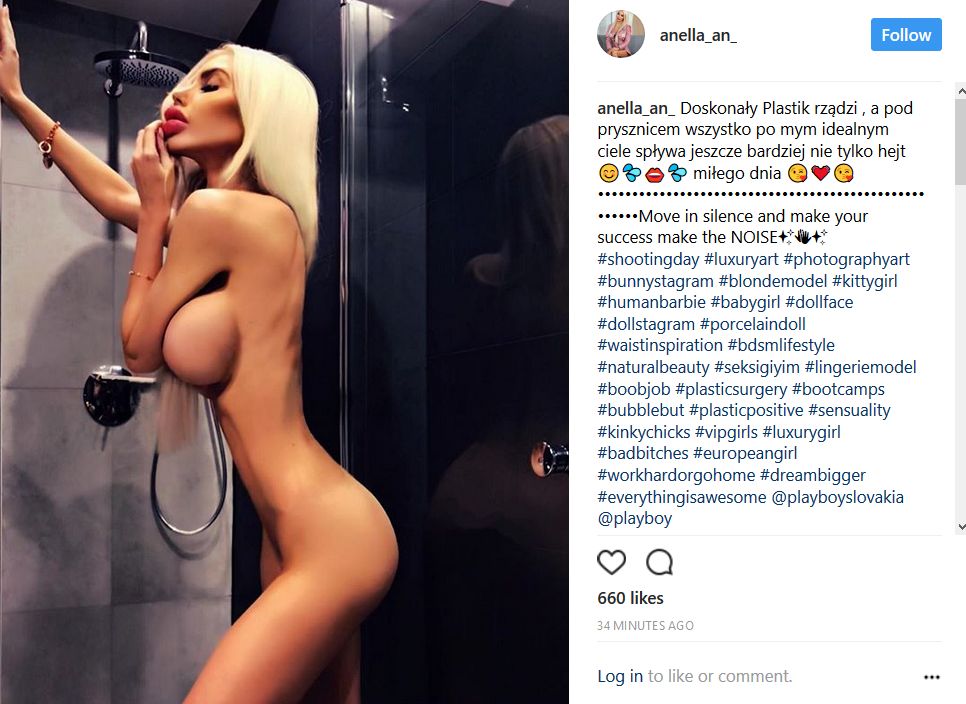 Anella pozuje pod prysznicem. 