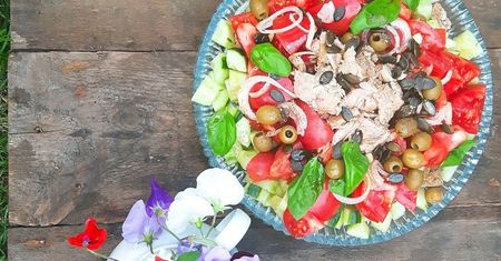Pomidorowa sałatka panzanella z tuńczykiem. Pyszne połączenie ryby i warzyw